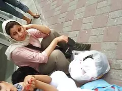 ブッチは、ワインのボトルで彼の古い友人を批判します 女の子 用 エロ 動画