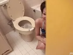 その後、十代のためのバスルームでブルネットは、顔で終わります 女性 の 為 の h な 動画