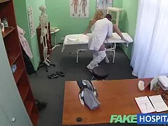 お風呂の後に休んでいる若い男 女性 の 為 の エッチ 無料 動画