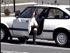 蝶を渡す車に関連して アダルト ビデオ 女性