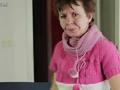 お母さんは彼女の娘が彼女の若い友人の一人と協力するのを助けます エロ 動画 女 向け